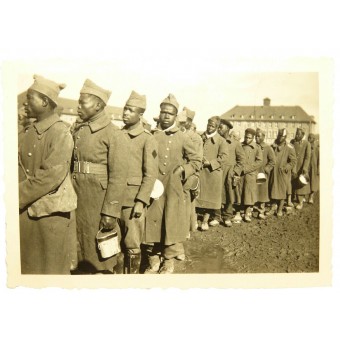 Foto dei marocchini - soldati francesi che ricevono il cibo in Stalag. Espenlaub militaria